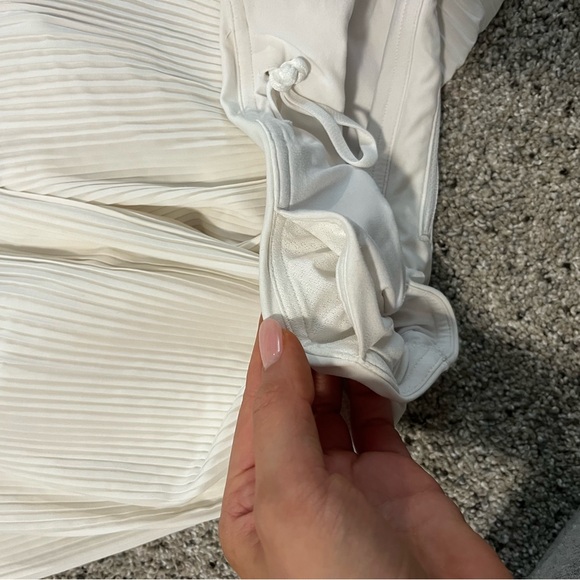 Lululemon White Golf Skirt size 6, with shorts and pockets. - Picture 7 of 10